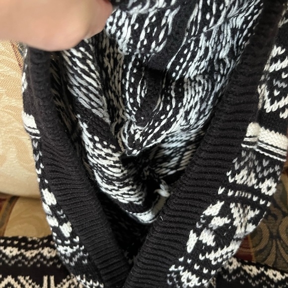 Old Navy Black and White sweater with hood.  With snowflake design for boys - Picture 5 of 10